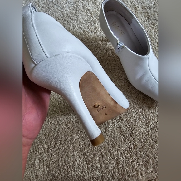 Raye women's white leather heels pointed toe low booties side zip sz 7 - Picture 5 of 13